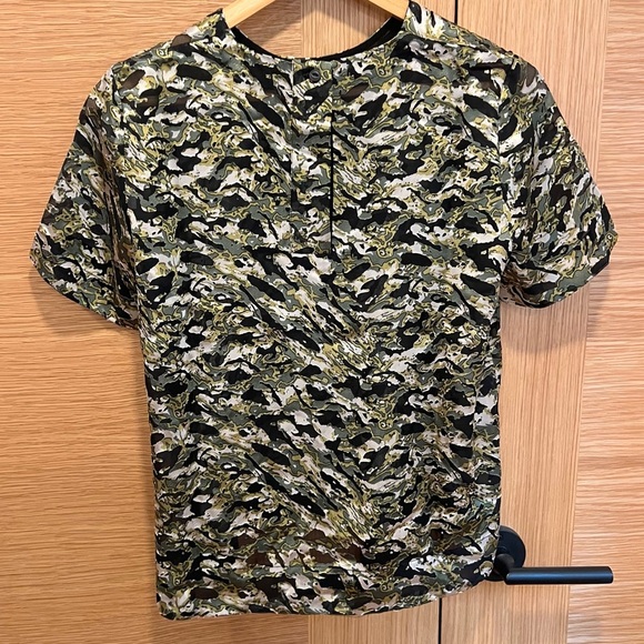 TAHARI Women's Top | Olive Green | Abstract Print Short Sleeve | NWT Size SM - Picture 7 of 15